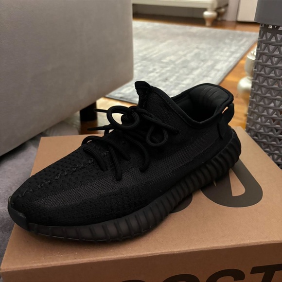 Yeezy Boost 350 V2 ONYX - Picture 9 of 13